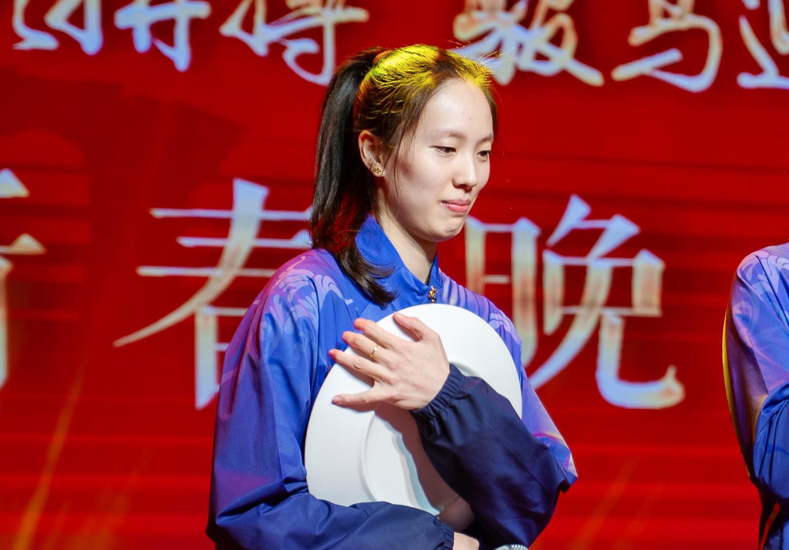 沙巴体育-泪目！30岁中国女排世界冠军退役：又美又能打，郎平助她跃升